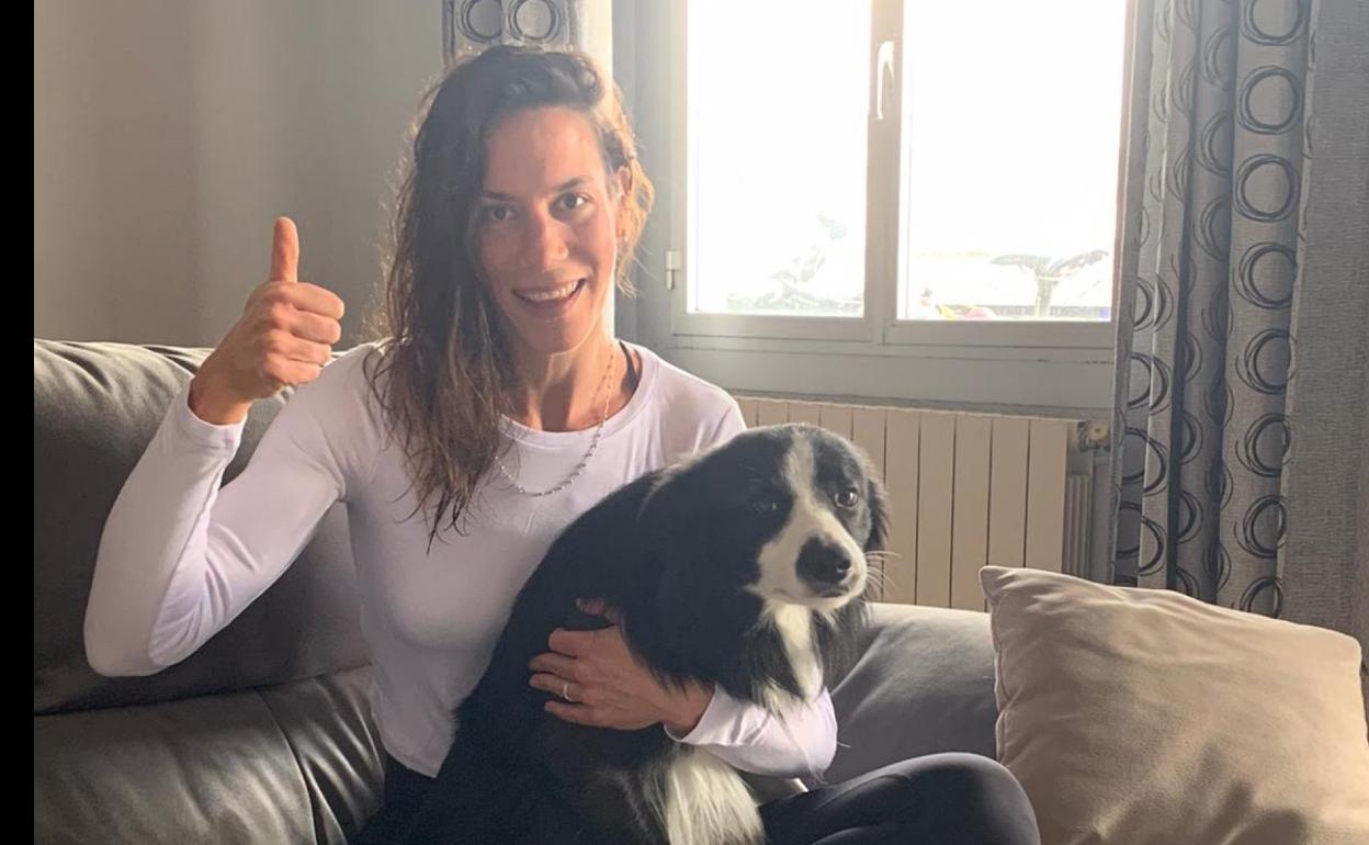 Iva Pejkovic posa con un perro en su domicilio. 