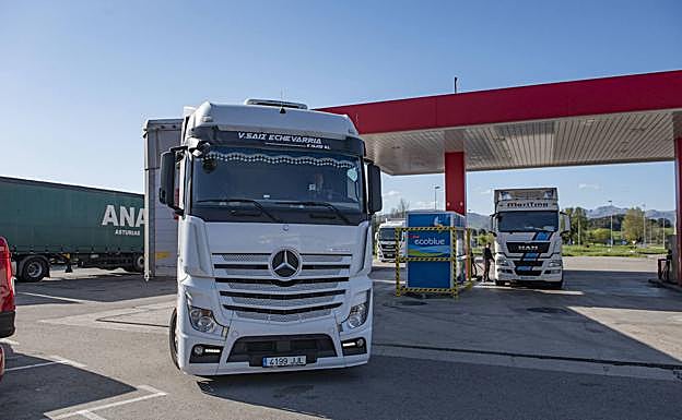 Camiones en una estación de servicio.