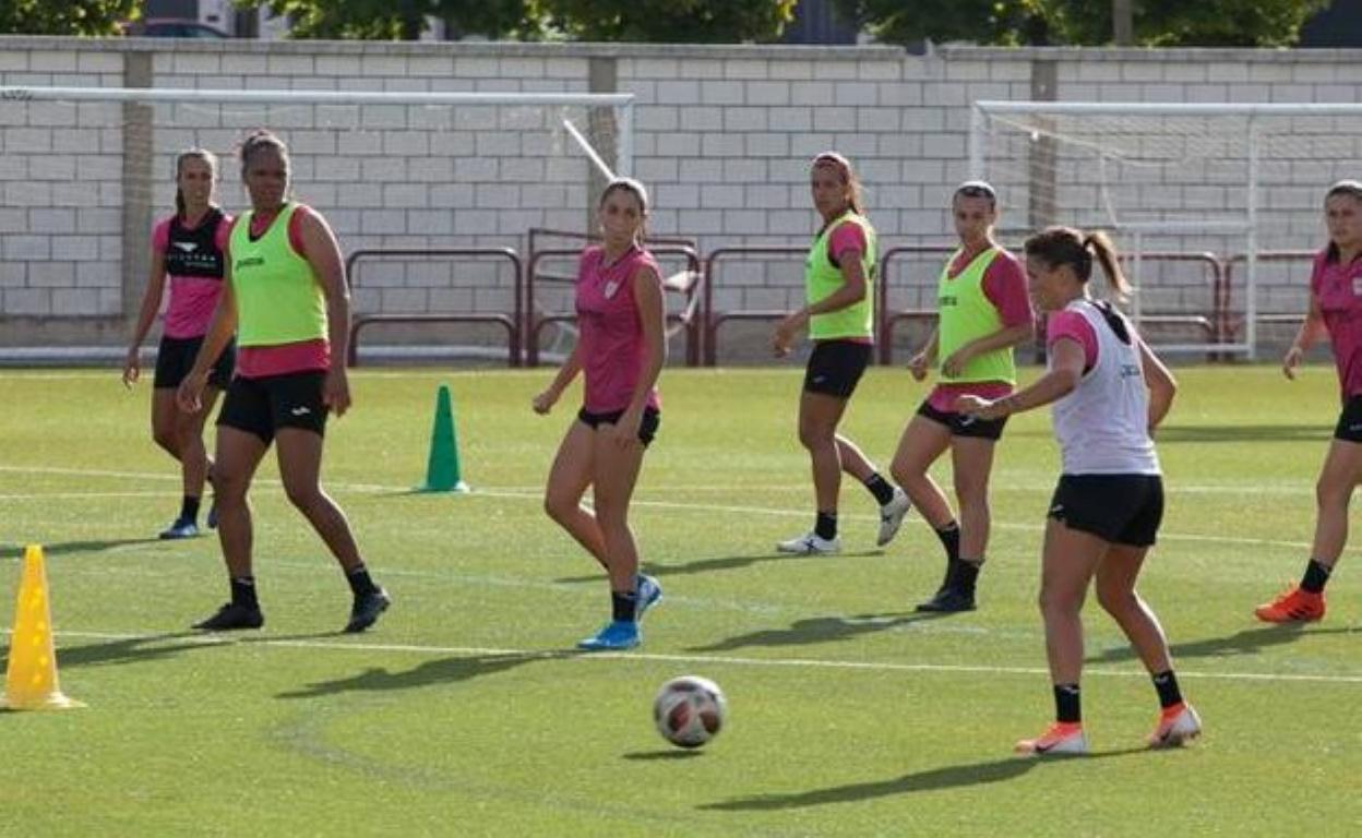 Judith, a la izquierda, trabaja con su equipo en una sesión. 