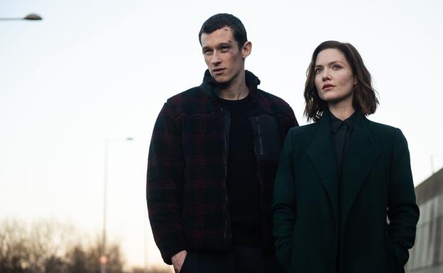 Callum Turner y Holliday Grainger.