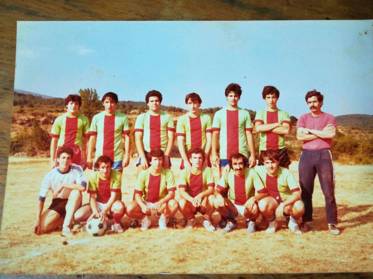 Equipo de fútbol de Canales, heredero de los pioneros, a principios de los años noventa.