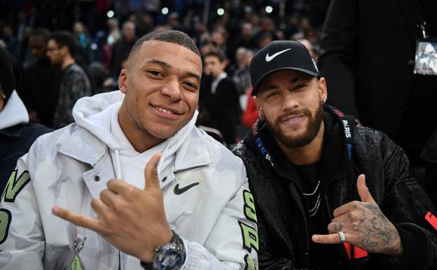 Mbappé y Neymar, viendo un partido de la NBA. 