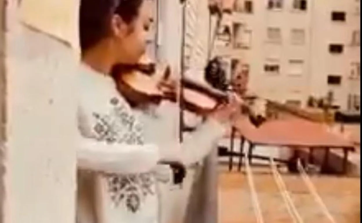 El himno de la UDL, a violín de la mano de Aitana