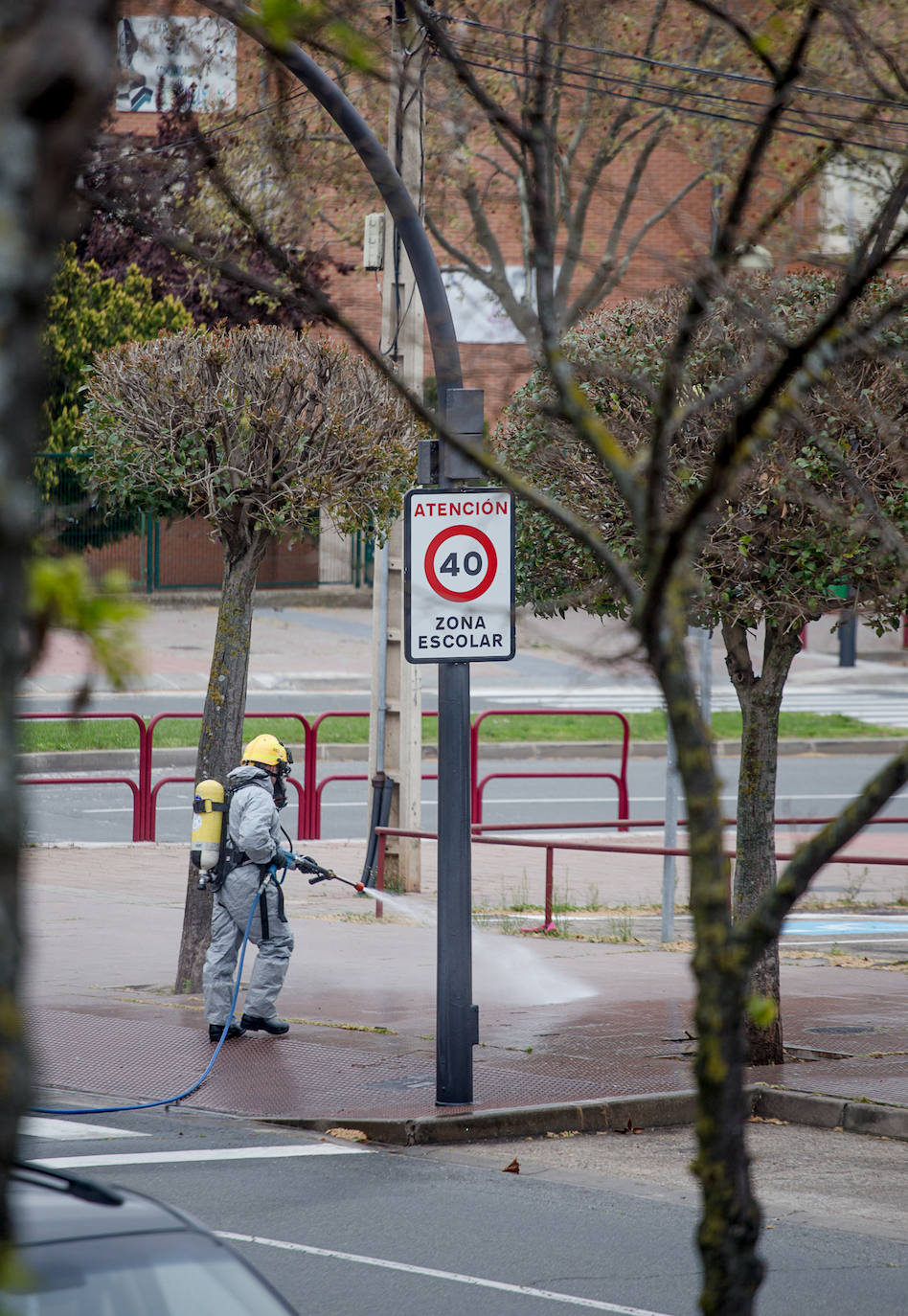 Este lunes se han realizado labores de desinfección en esta vía de la capital riojana