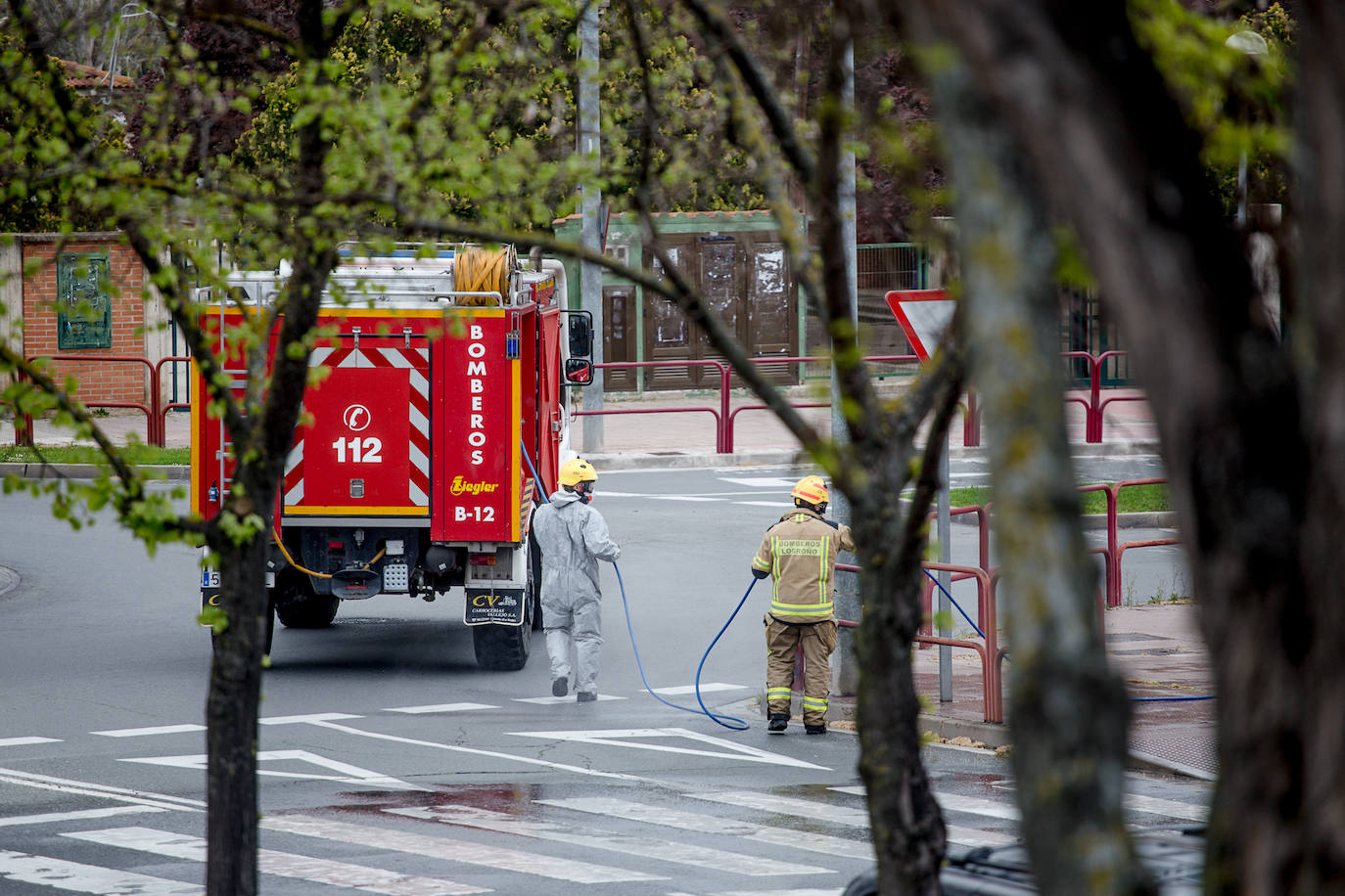 Este lunes se han realizado labores de desinfección en esta vía de la capital riojana