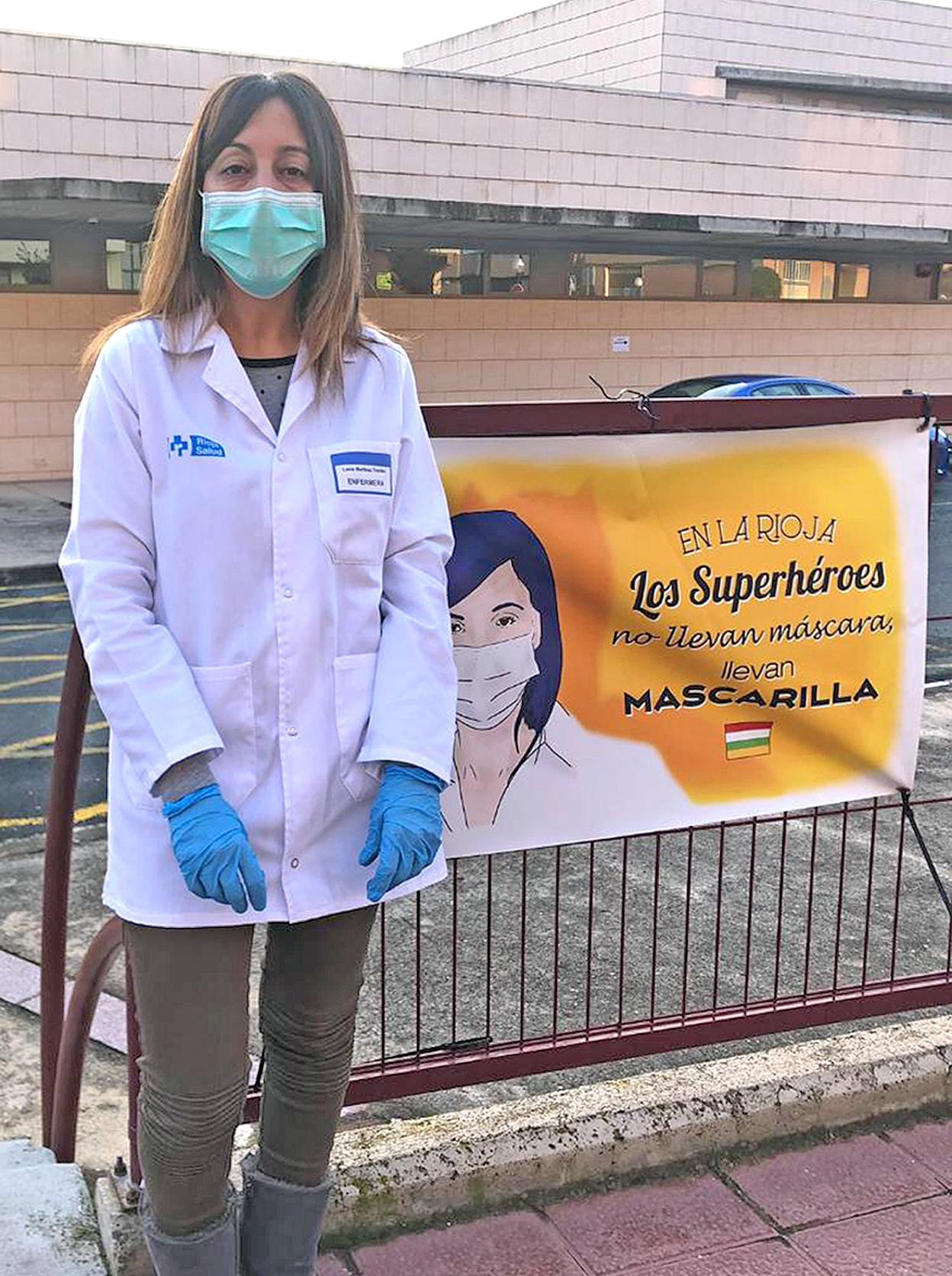 Lucía Martínez, junto a un cartel de apoyo a los sanitarios. 