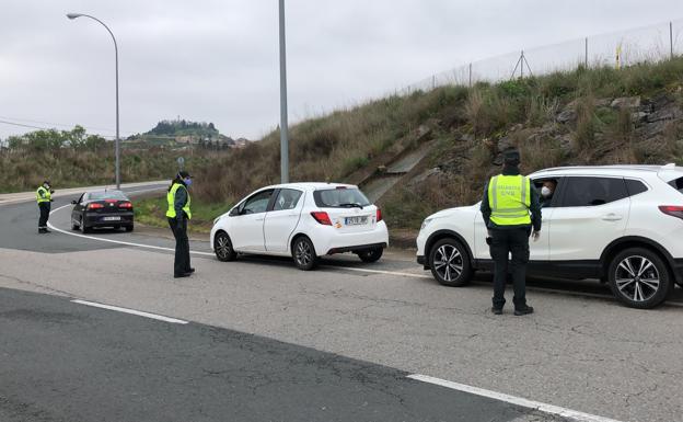 Imagen principal - Coronavirus en La Rioja: La Guardia Civil intensifica los controles en las carreteras riojanas