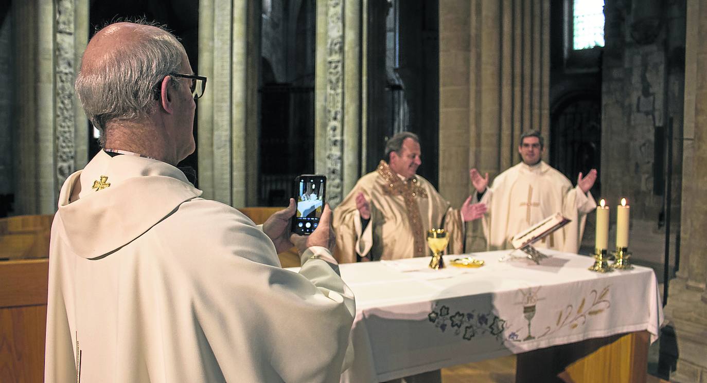 'On line'. Celebración religiosa grabada en la catedral de Santo Domingo de la Calzada para su posterior difusión vía WhatsApp.