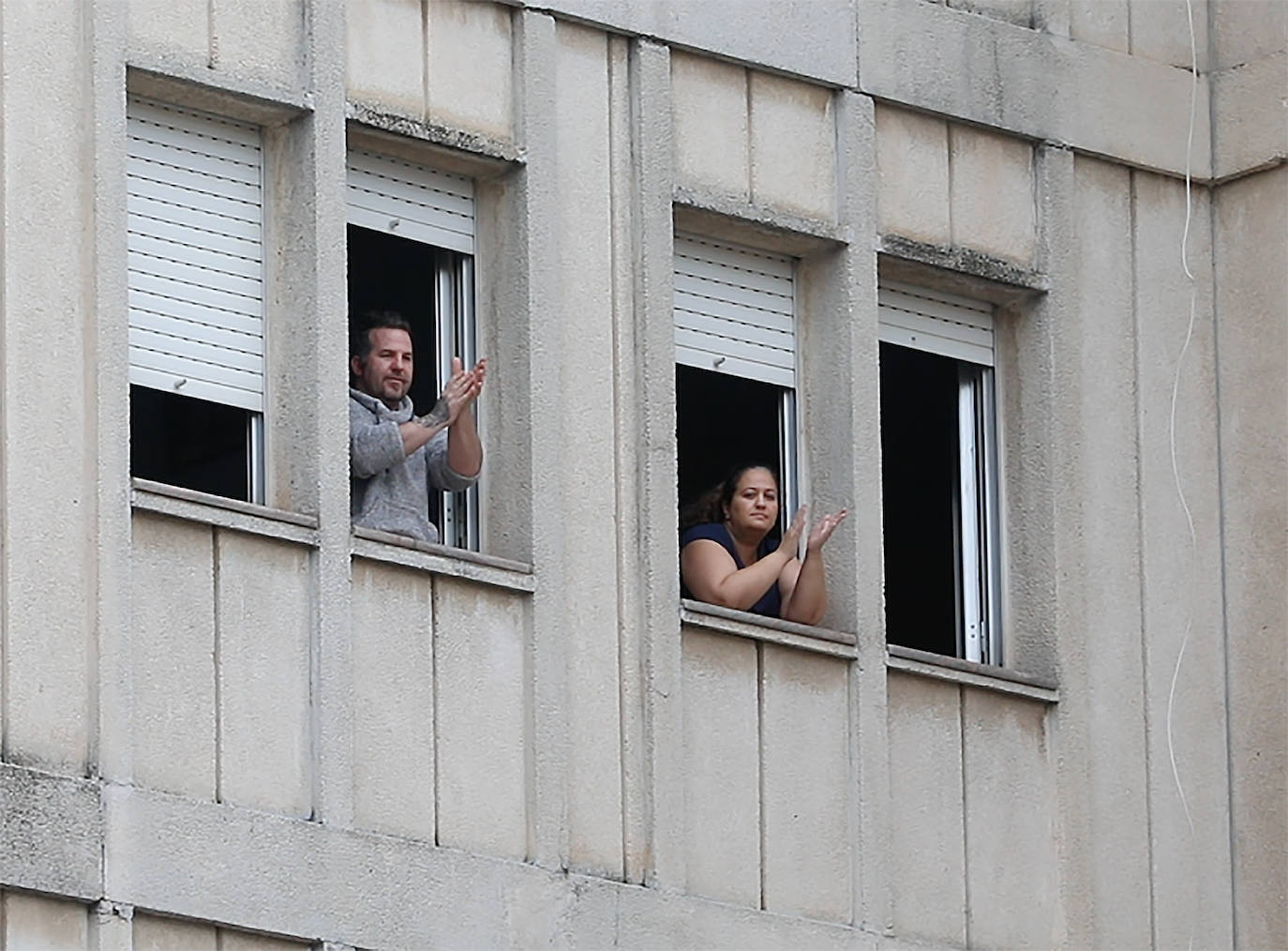 Fotos: Yagüe sale a aplaudir a sus sanitarios