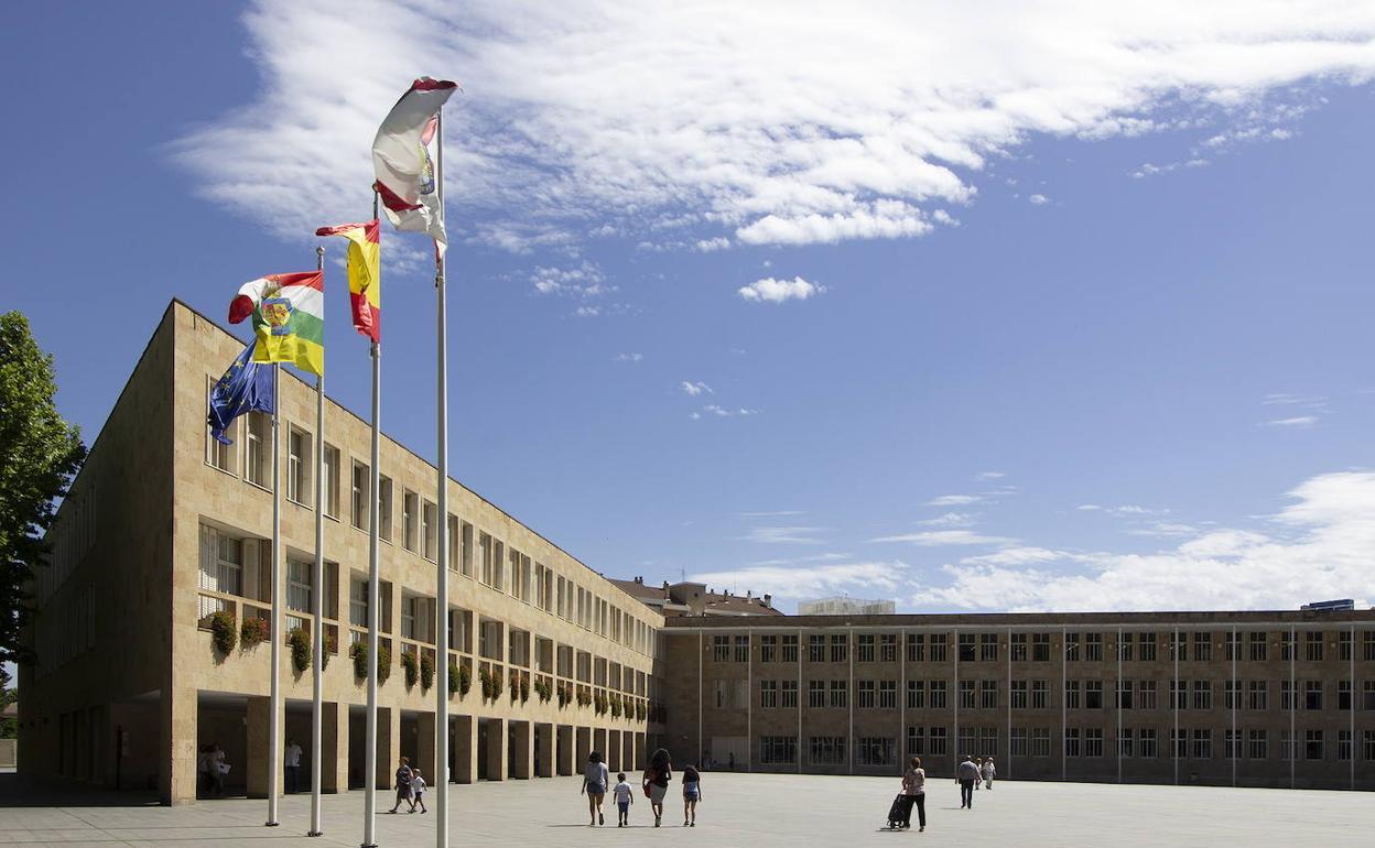 El Ayuntamiento y CaixaBank suscriben un convenio para paliar situaciones de emergencia social