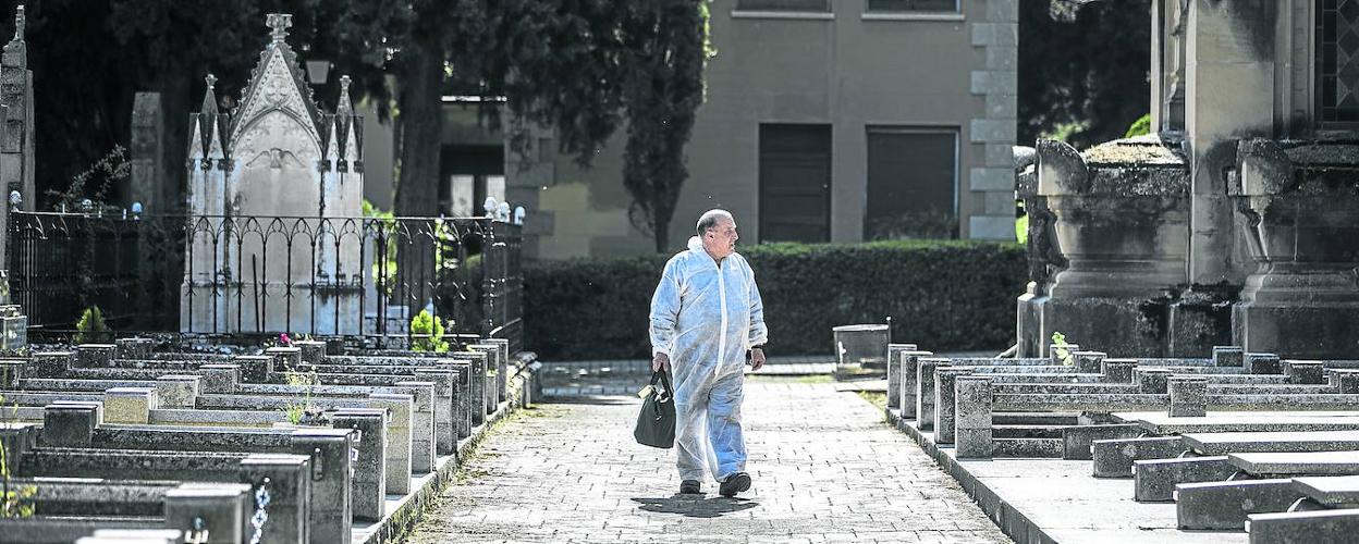 Un operario del Ayuntamineto de Logroño traslada las cenizas de un fallecido por el coronavirus.