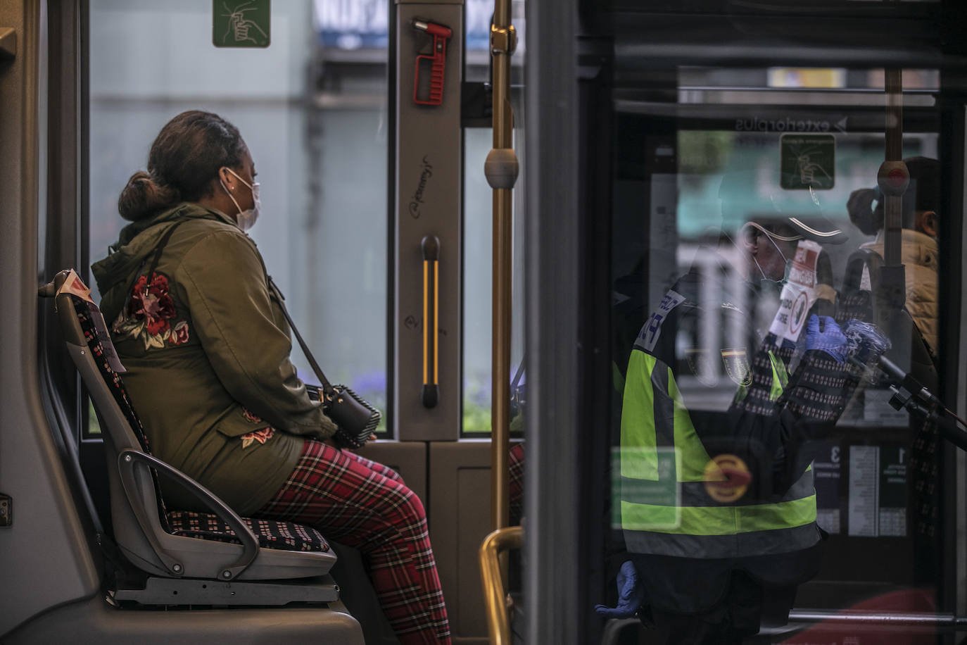 Este martes la Policía Nacional ha repartido mascarillas en puntos clave de Logroño, como la estación de autobuses y el intercambiador de avenida de la Solidaridad.