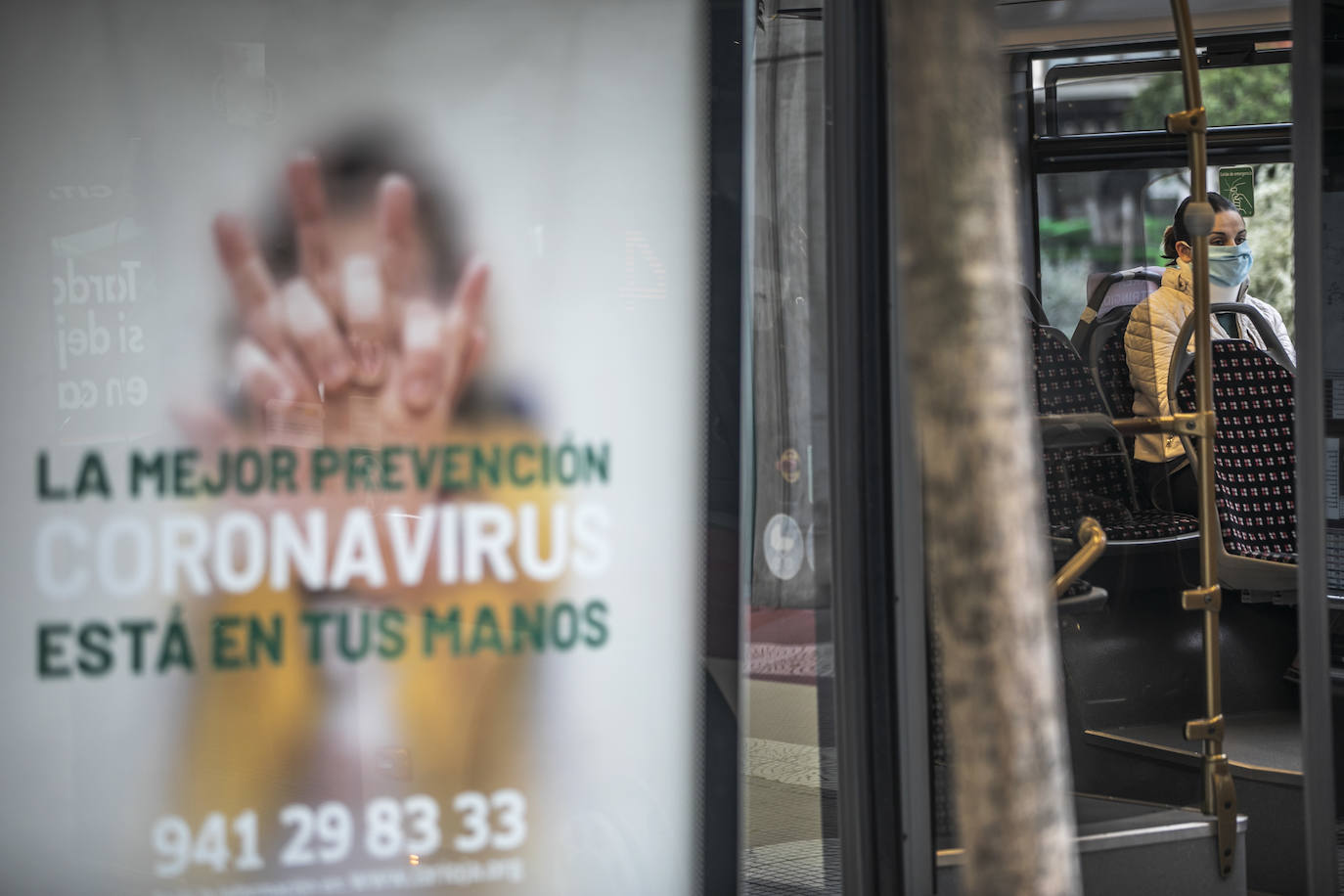 Este martes la Policía Nacional ha repartido mascarillas en puntos clave de Logroño, como la estación de autobuses y el intercambiador de avenida de la Solidaridad.