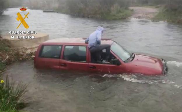 La Guardia Civil rescata a un infractor que quedó atrapado con su coche en el río Cidacos