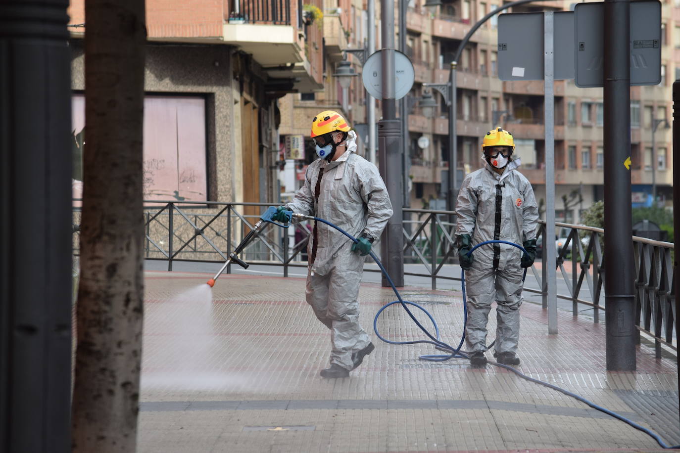 Los bomberos de Logroño se han reinventado para colaborar con las brigadas de Protección Civil y de la UTE Logroño Limpio 