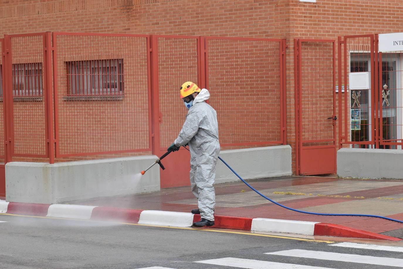 Los bomberos de Logroño se han reinventado para colaborar con las brigadas de Protección Civil y de la UTE Logroño Limpio 