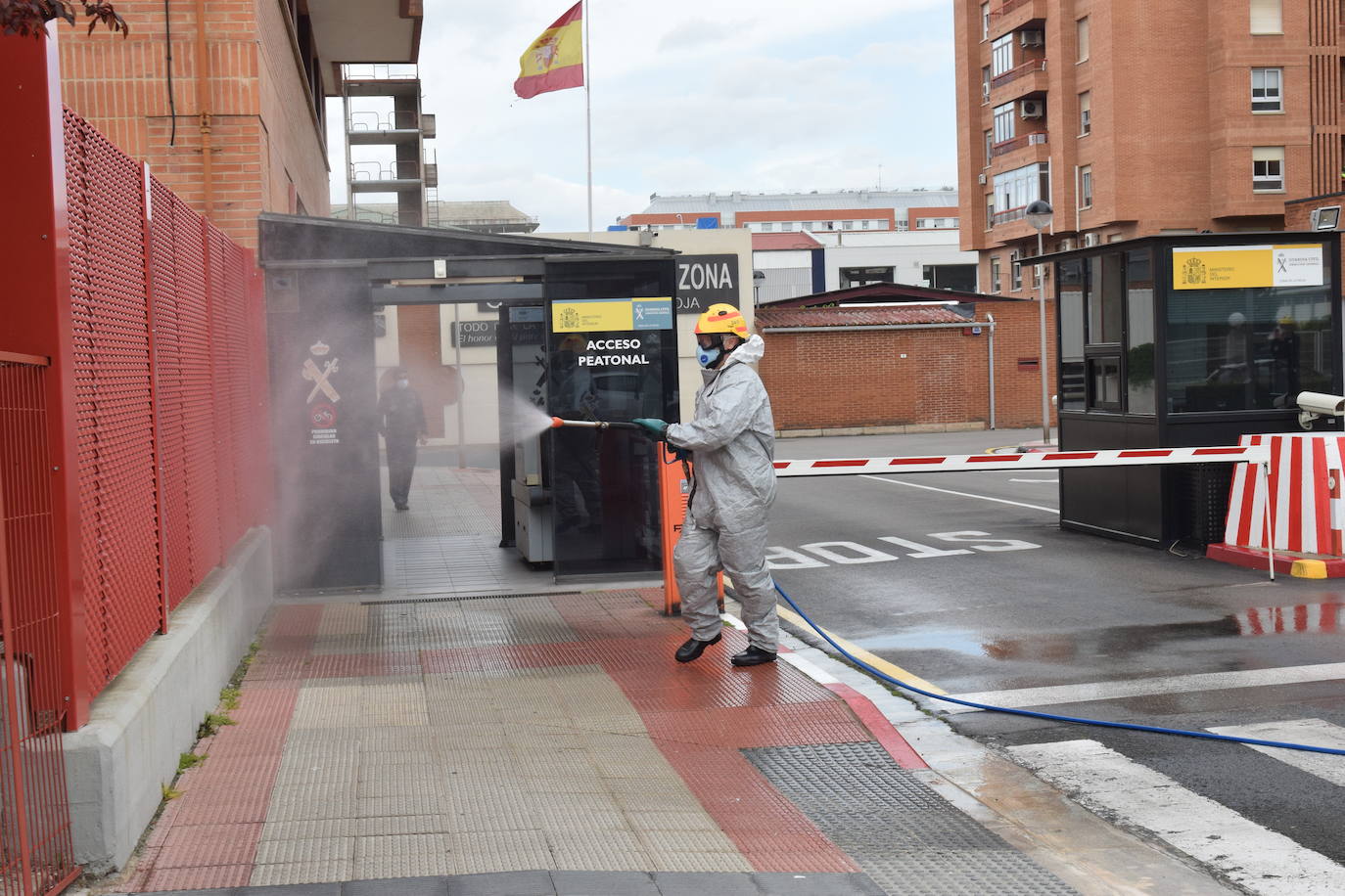 Los bomberos de Logroño se han reinventado para colaborar con las brigadas de Protección Civil y de la UTE Logroño Limpio 