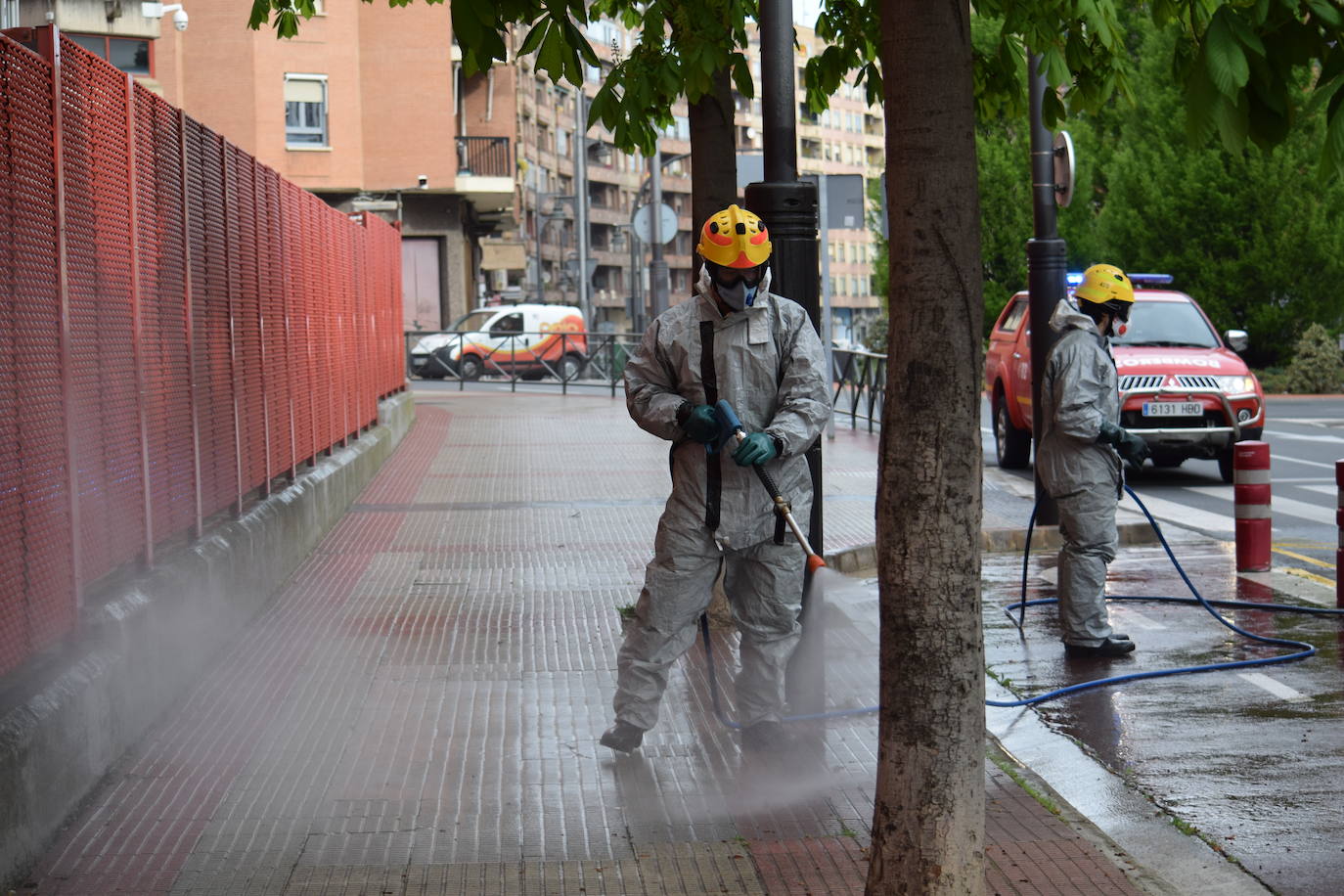 Los bomberos de Logroño se han reinventado para colaborar con las brigadas de Protección Civil y de la UTE Logroño Limpio 