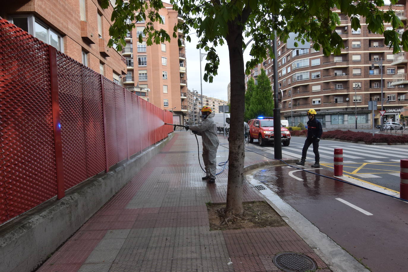 Los bomberos de Logroño se han reinventado para colaborar con las brigadas de Protección Civil y de la UTE Logroño Limpio 