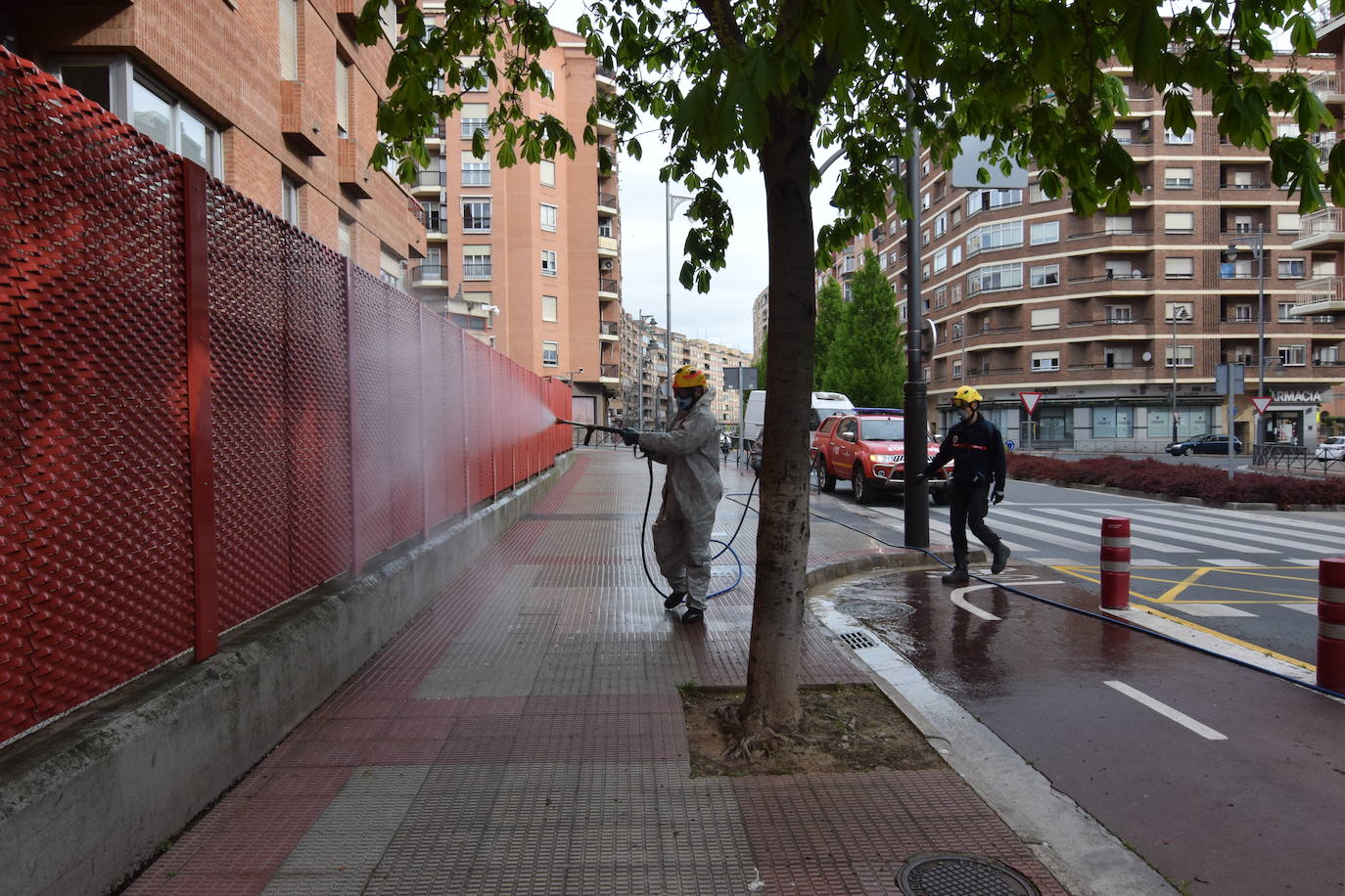 Los bomberos de Logroño se han reinventado para colaborar con las brigadas de Protección Civil y de la UTE Logroño Limpio 