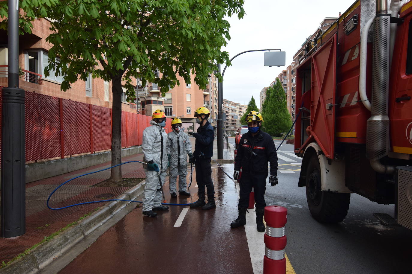 Los bomberos de Logroño se han reinventado para colaborar con las brigadas de Protección Civil y de la UTE Logroño Limpio 