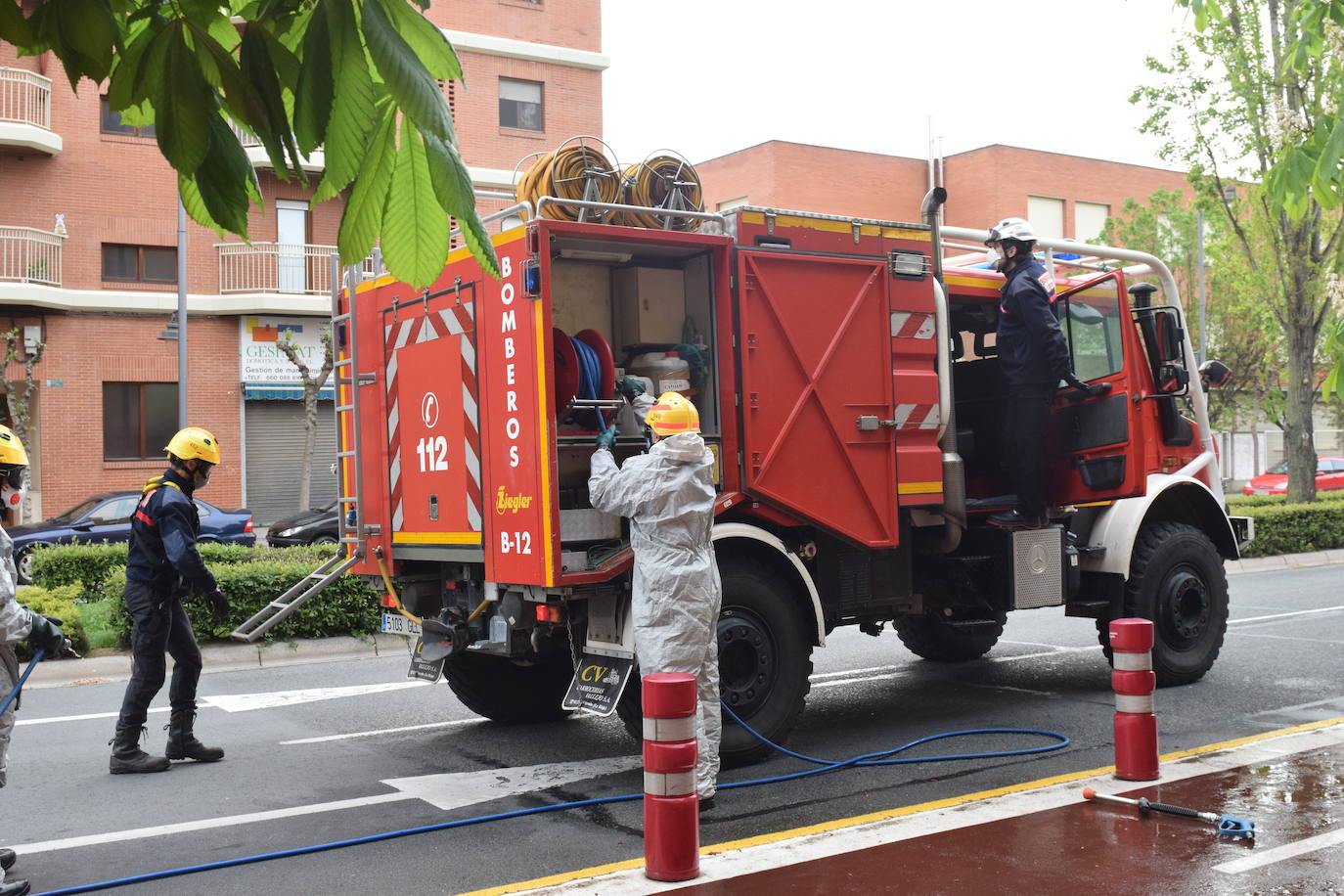 Los bomberos de Logroño se han reinventado para colaborar con las brigadas de Protección Civil y de la UTE Logroño Limpio 