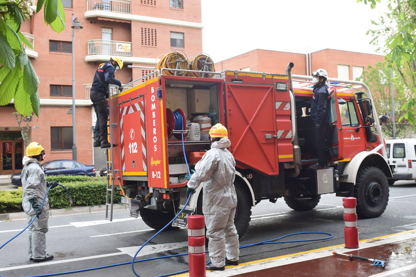 Los bomberos de Logroño se han reinventado para colaborar con las brigadas de Protección Civil y de la UTE Logroño Limpio 