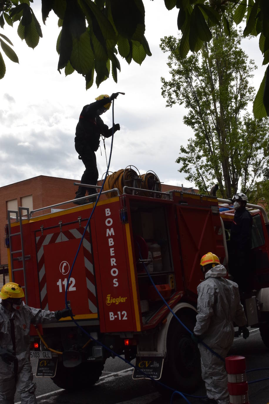 Los bomberos de Logroño se han reinventado para colaborar con las brigadas de Protección Civil y de la UTE Logroño Limpio 