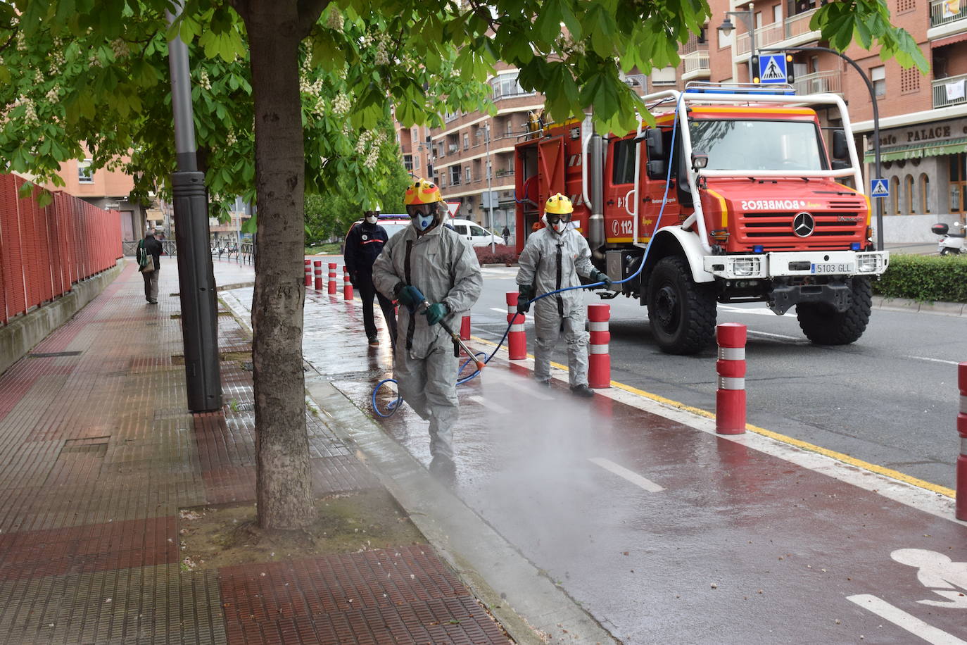 Los bomberos de Logroño se han reinventado para colaborar con las brigadas de Protección Civil y de la UTE Logroño Limpio 