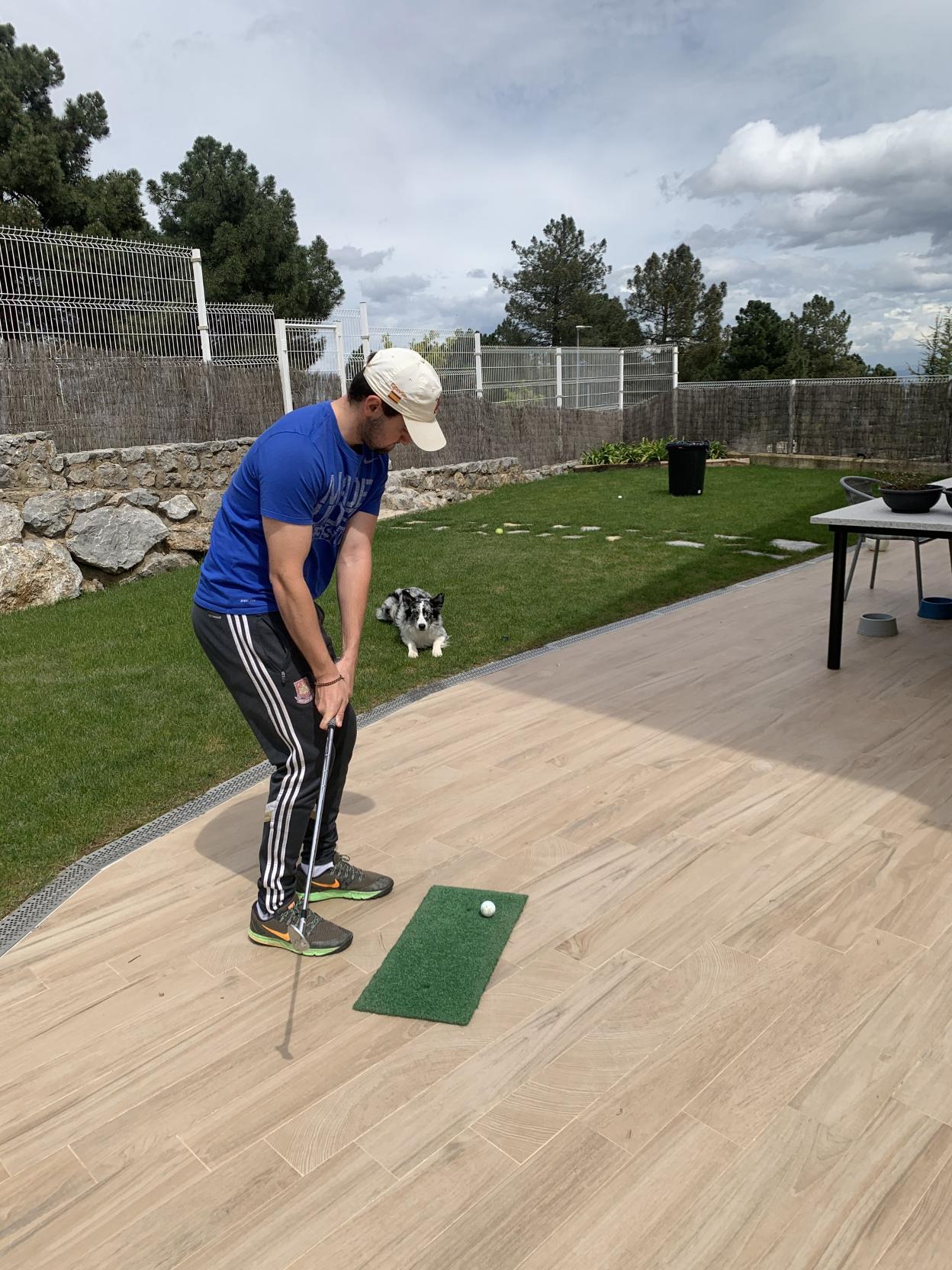 Miguel Evangelio ensaya un aproach en el jardín de su casa. 