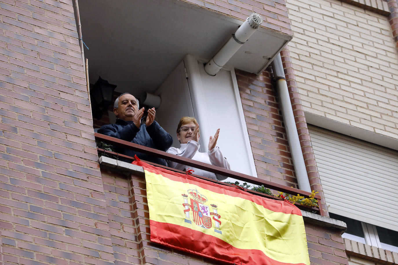 Los riojanos han vuelto a salir a sus balcones y ventanas para ovacionar a sanitarios y al resto de profesionales que luchan contra el COVID-19