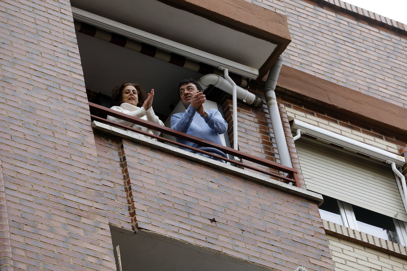 Los riojanos han vuelto a salir a sus balcones y ventanas para ovacionar a sanitarios y al resto de profesionales que luchan contra el COVID-19