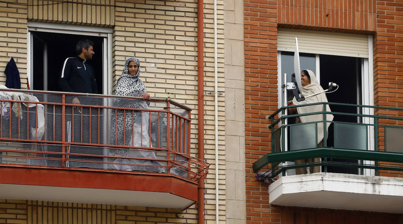 Los riojanos han vuelto a salir a sus balcones y ventanas para ovacionar a sanitarios y al resto de profesionales que luchan contra el COVID-19