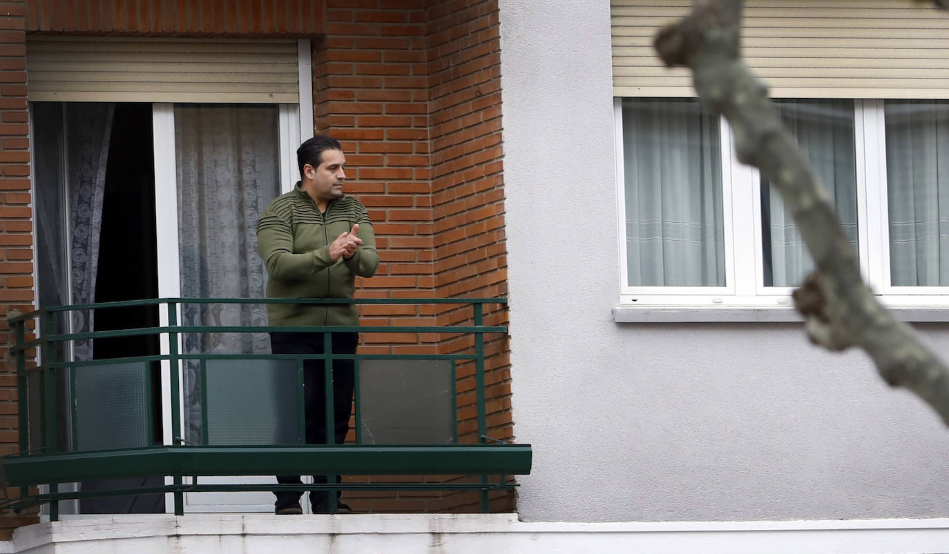 Los riojanos han vuelto a salir a sus balcones y ventanas para ovacionar a sanitarios y al resto de profesionales que luchan contra el COVID-19