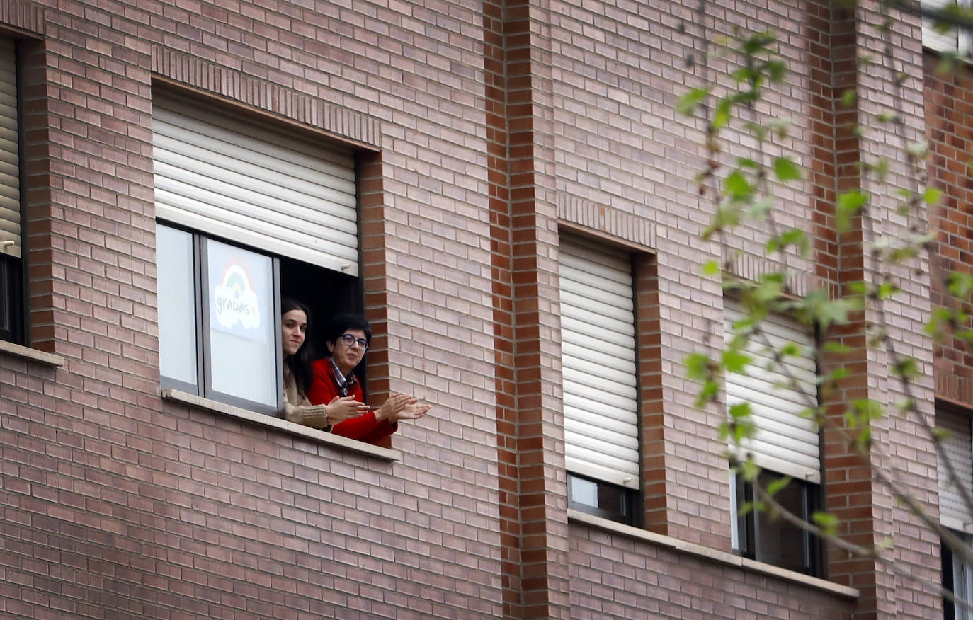 Los riojanos han vuelto a salir a sus balcones y ventanas para ovacionar a sanitarios y al resto de profesionales que luchan contra el COVID-19