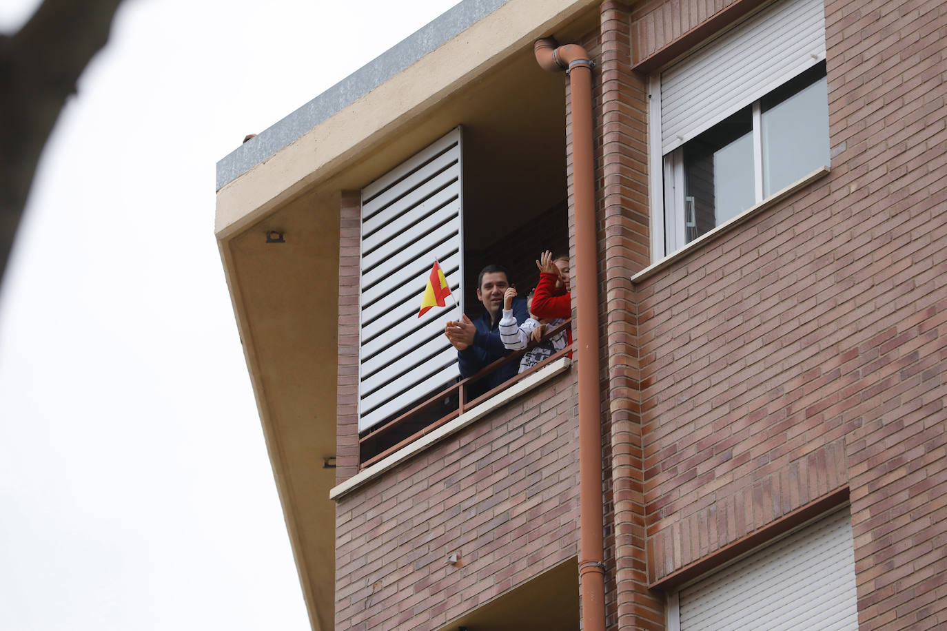 Los riojanos han vuelto a salir a sus balcones y ventanas para ovacionar a sanitarios y al resto de profesionales que luchan contra el COVID-19