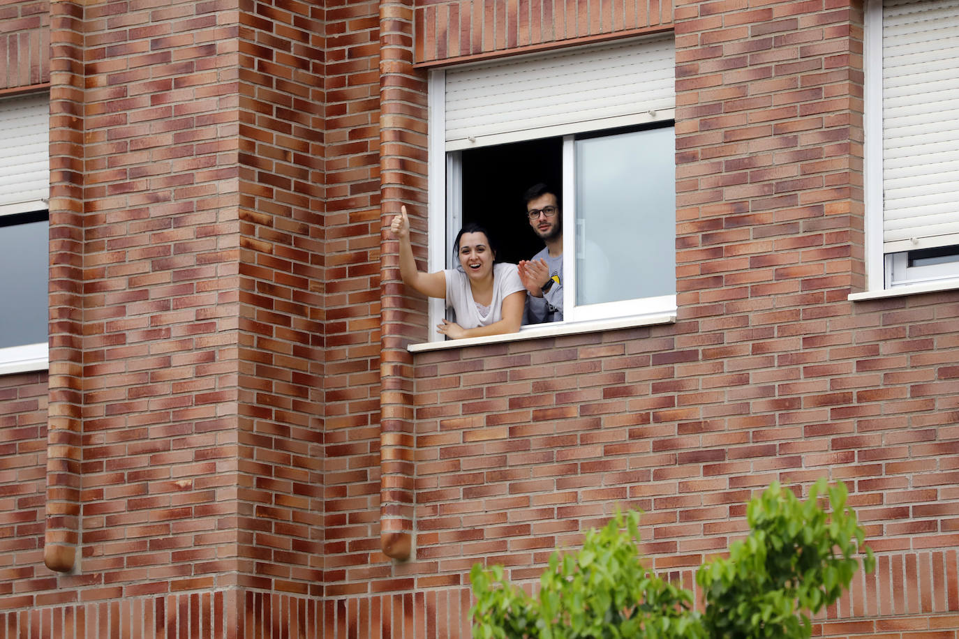 Los riojanos han vuelto a salir a sus balcones y ventanas para ovacionar a sanitarios y al resto de profesionales que luchan contra el COVID-19