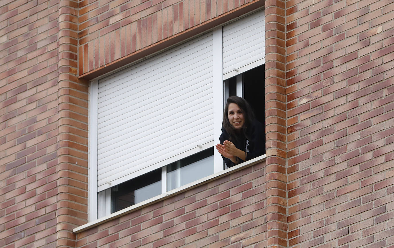 Los riojanos han vuelto a salir a sus balcones y ventanas para ovacionar a sanitarios y al resto de profesionales que luchan contra el COVID-19