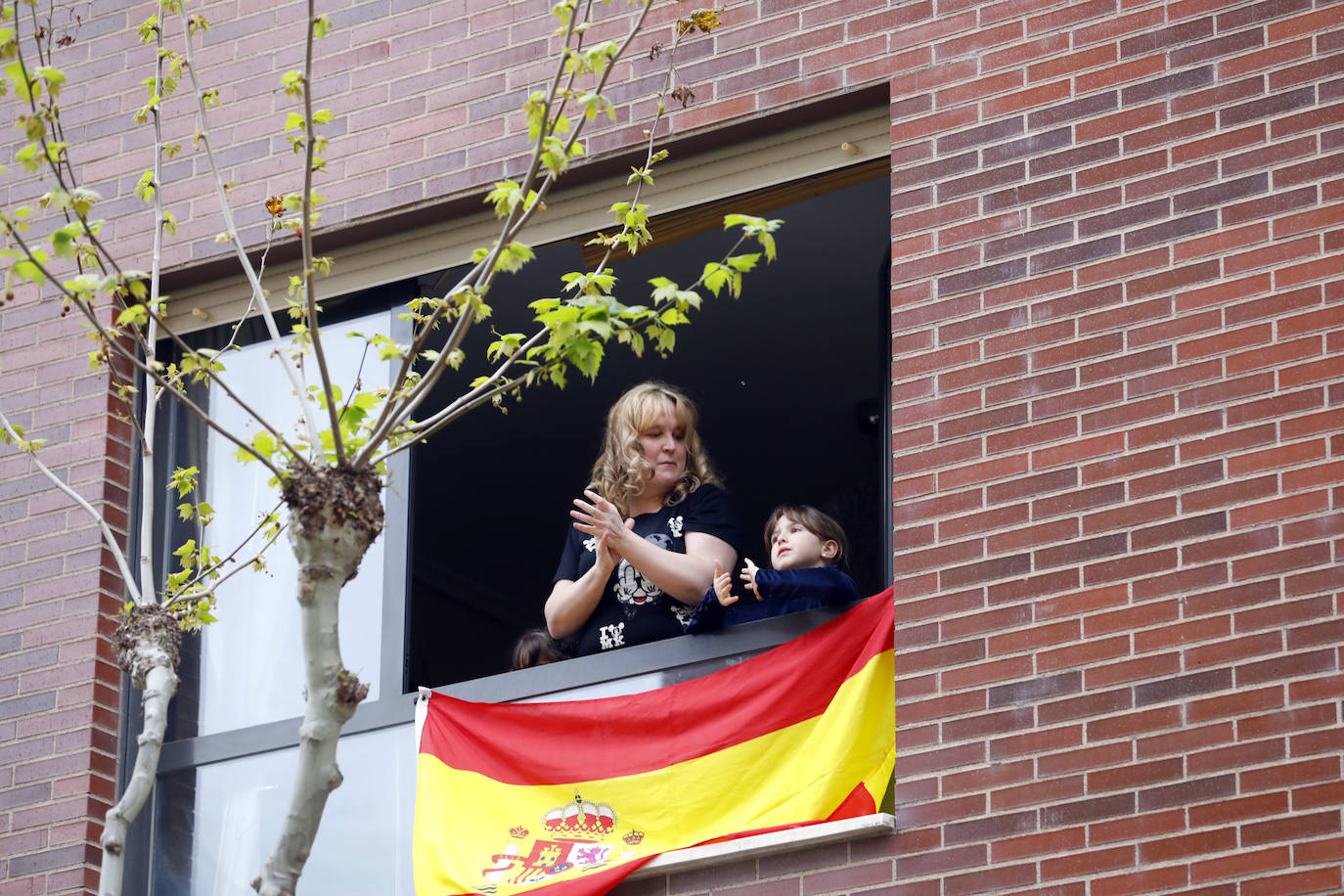 Los riojanos han vuelto a salir a sus balcones y ventanas para ovacionar a sanitarios y al resto de profesionales que luchan contra el COVID-19