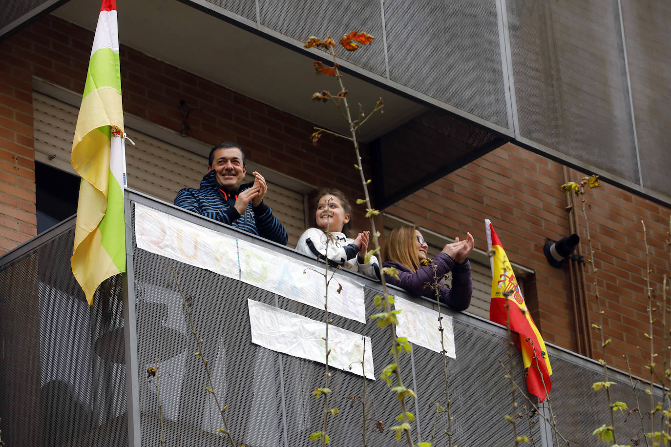 Los riojanos han vuelto a salir a sus balcones y ventanas para ovacionar a sanitarios y al resto de profesionales que luchan contra el COVID-19