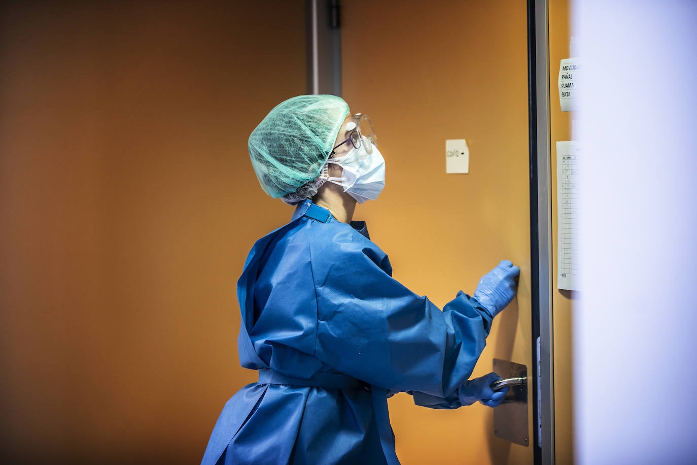 Hospital San Pedro. No son héroes, pero casi. En las UCI o en planta, la agotadora lucha diaria de los sanitarios logra liberar a cientos de pacientes riojanos de las, a veces, devastadoras garras del coronavirus «Es imposible desconectar. Ha sido muy duro. ¿Que si he llorado? Mucho, en casa y aquí», confiesa una enfermera de la UCI. FOTOS DE JUSTO RODRÍGUEZ