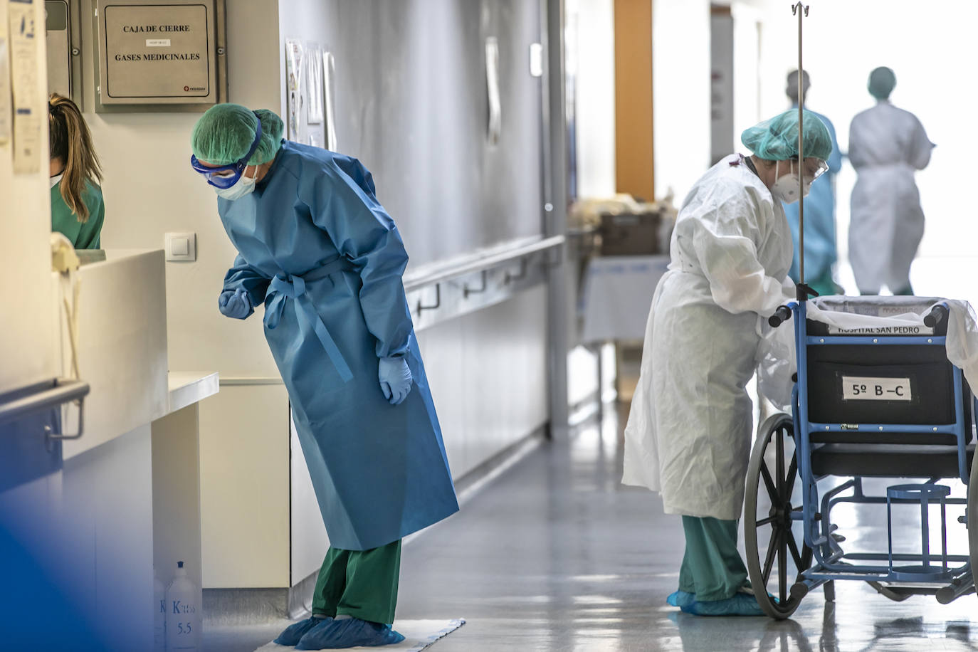 Hospital San Pedro. No son héroes, pero casi. En las UCI o en planta, la agotadora lucha diaria de los sanitarios logra liberar a cientos de pacientes riojanos de las, a veces, devastadoras garras del coronavirus «Es imposible desconectar. Ha sido muy duro. ¿Que si he llorado? Mucho, en casa y aquí», confiesa una enfermera de la UCI. FOTOS DE JUSTO RODRÍGUEZ