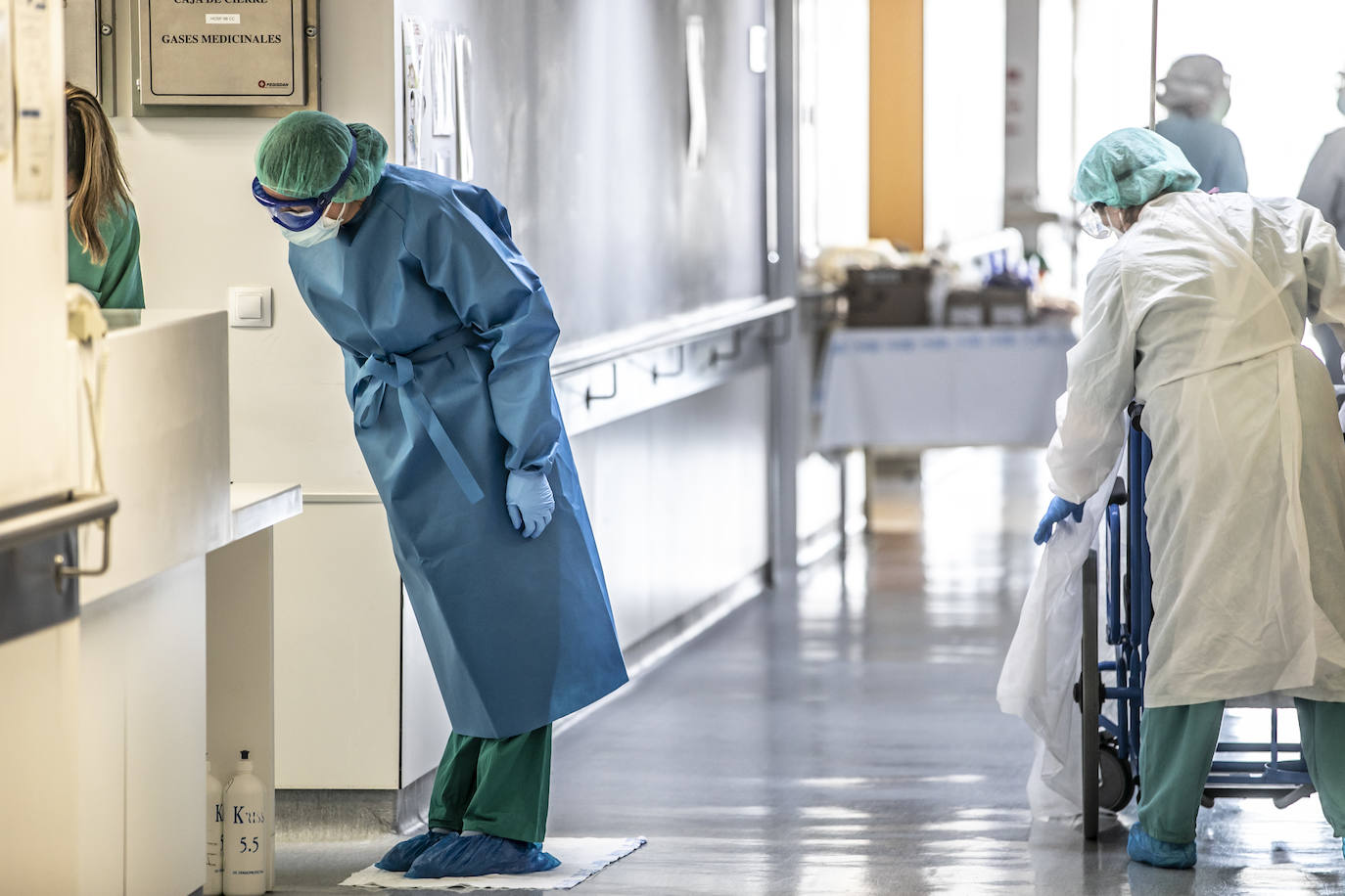 Hospital San Pedro. No son héroes, pero casi. En las UCI o en planta, la agotadora lucha diaria de los sanitarios logra liberar a cientos de pacientes riojanos de las, a veces, devastadoras garras del coronavirus «Es imposible desconectar. Ha sido muy duro. ¿Que si he llorado? Mucho, en casa y aquí», confiesa una enfermera de la UCI. FOTOS DE JUSTO RODRÍGUEZ