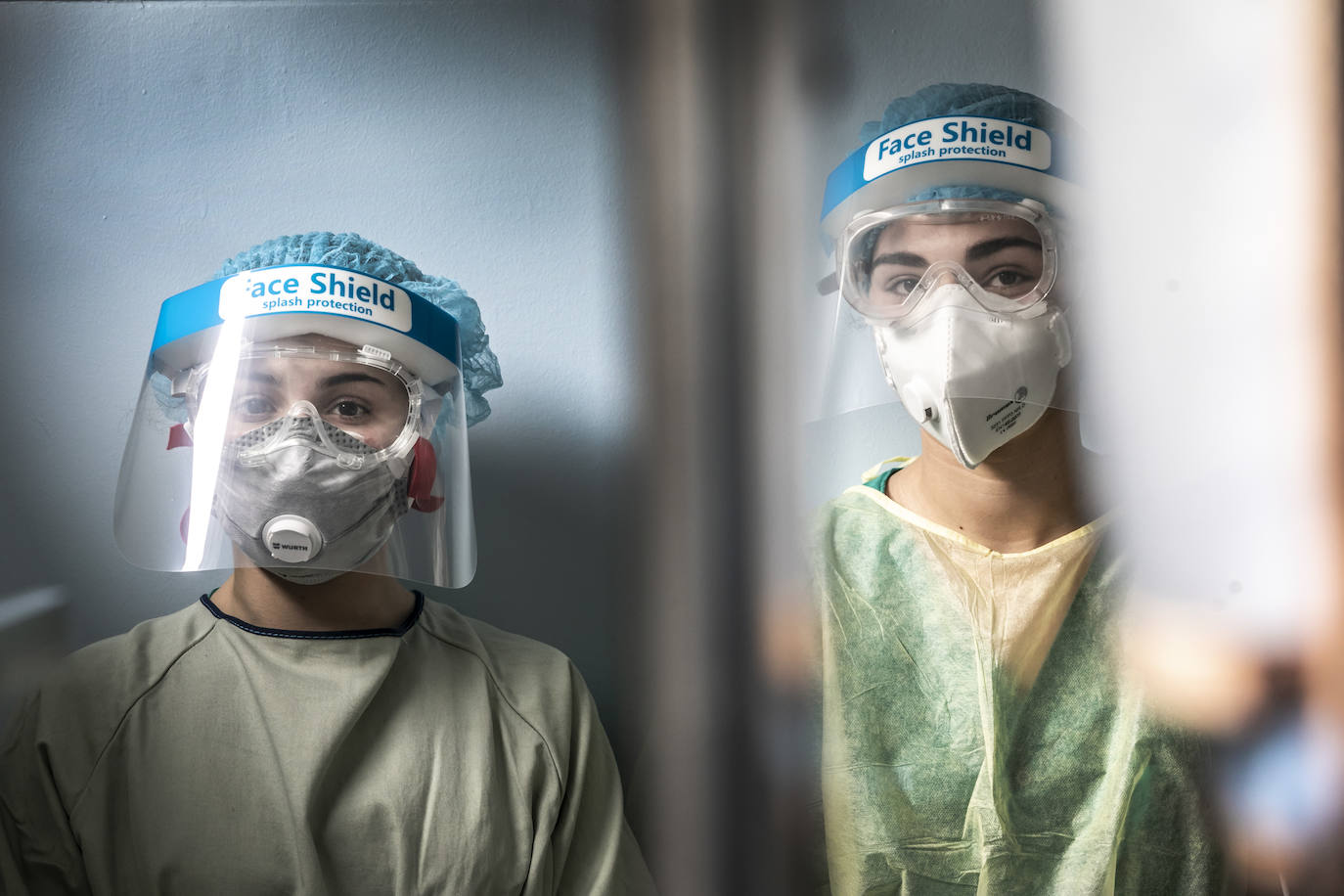 Hospital San Pedro. No son héroes, pero casi. En las UCI o en planta, la agotadora lucha diaria de los sanitarios logra liberar a cientos de pacientes riojanos de las, a veces, devastadoras garras del coronavirus «Es imposible desconectar. Ha sido muy duro. ¿Que si he llorado? Mucho, en casa y aquí», confiesa una enfermera de la UCI. FOTOS DE JUSTO RODRÍGUEZ