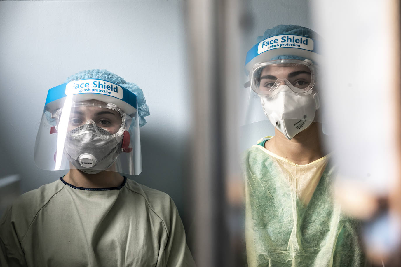 Hospital San Pedro. No son héroes, pero casi. En las UCI o en planta, la agotadora lucha diaria de los sanitarios logra liberar a cientos de pacientes riojanos de las, a veces, devastadoras garras del coronavirus «Es imposible desconectar. Ha sido muy duro. ¿Que si he llorado? Mucho, en casa y aquí», confiesa una enfermera de la UCI. FOTOS DE JUSTO RODRÍGUEZ