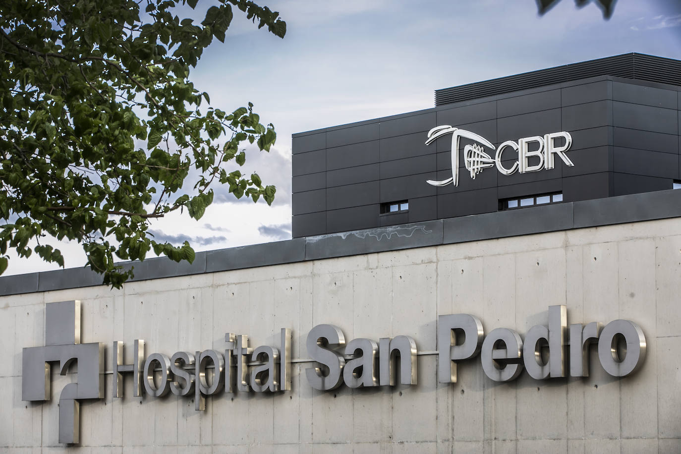 Hospital San Pedro. No son héroes, pero casi. En las UCI o en planta, la agotadora lucha diaria de los sanitarios logra liberar a cientos de pacientes riojanos de las, a veces, devastadoras garras del coronavirus «Es imposible desconectar. Ha sido muy duro. ¿Que si he llorado? Mucho, en casa y aquí», confiesa una enfermera de la UCI. FOTOS DE JUSTO RODRÍGUEZ