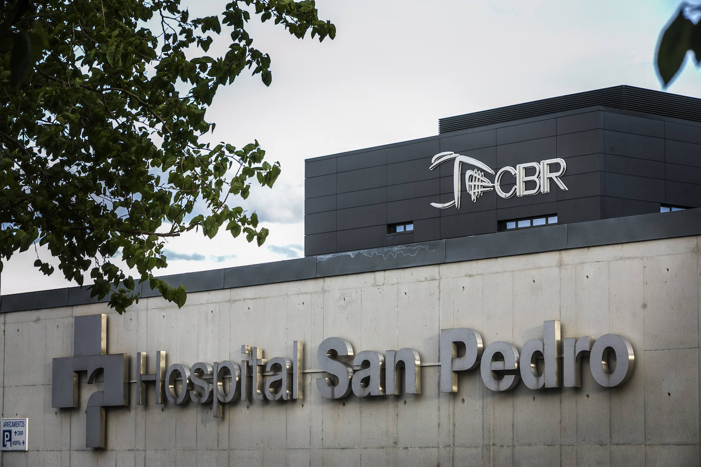 Hospital San Pedro. No son héroes, pero casi. En las UCI o en planta, la agotadora lucha diaria de los sanitarios logra liberar a cientos de pacientes riojanos de las, a veces, devastadoras garras del coronavirus «Es imposible desconectar. Ha sido muy duro. ¿Que si he llorado? Mucho, en casa y aquí», confiesa una enfermera de la UCI. FOTOS DE JUSTO RODRÍGUEZ