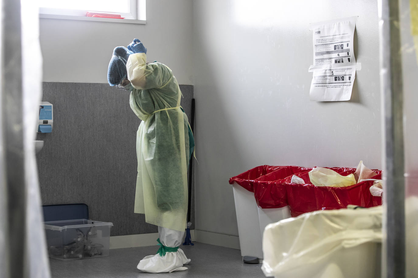 Hospital San Pedro. No son héroes, pero casi. En las UCI o en planta, la agotadora lucha diaria de los sanitarios logra liberar a cientos de pacientes riojanos de las, a veces, devastadoras garras del coronavirus «Es imposible desconectar. Ha sido muy duro. ¿Que si he llorado? Mucho, en casa y aquí», confiesa una enfermera de la UCI. FOTOS DE JUSTO RODRÍGUEZ