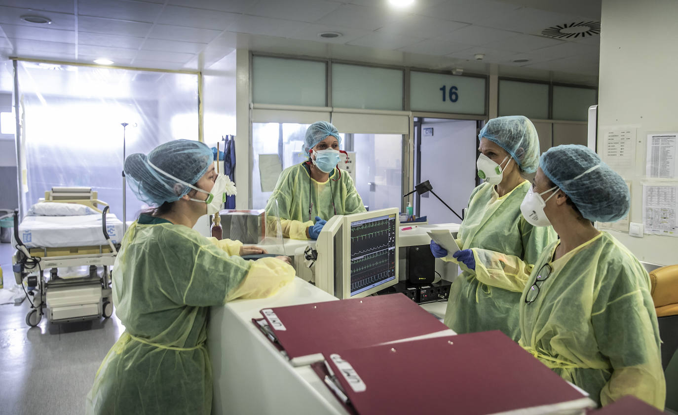 Hospital San Pedro. No son héroes, pero casi. En las UCI o en planta, la agotadora lucha diaria de los sanitarios logra liberar a cientos de pacientes riojanos de las, a veces, devastadoras garras del coronavirus «Es imposible desconectar. Ha sido muy duro. ¿Que si he llorado? Mucho, en casa y aquí», confiesa una enfermera de la UCI. FOTOS DE JUSTO RODRÍGUEZ