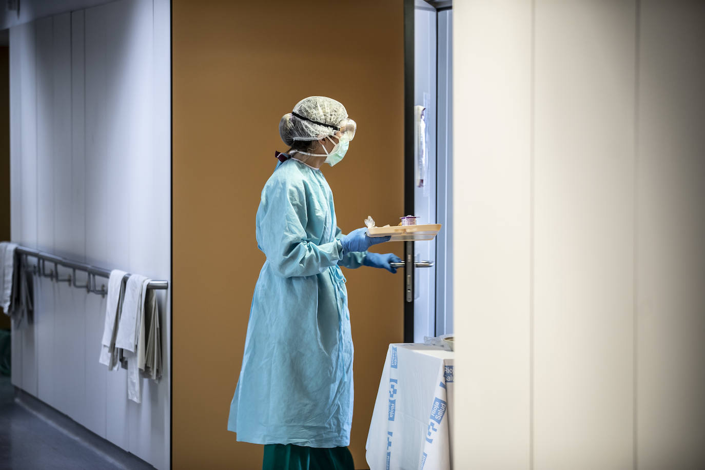 Hospital San Pedro. No son héroes, pero casi. En las UCI o en planta, la agotadora lucha diaria de los sanitarios logra liberar a cientos de pacientes riojanos de las, a veces, devastadoras garras del coronavirus «Es imposible desconectar. Ha sido muy duro. ¿Que si he llorado? Mucho, en casa y aquí», confiesa una enfermera de la UCI. FOTOS DE JUSTO RODRÍGUEZ